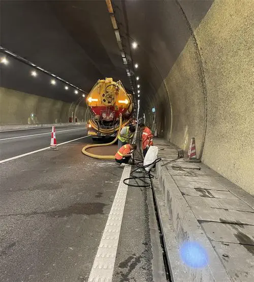 大祥隧道排水渠清淤